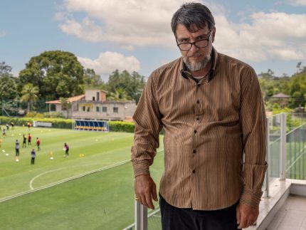 Rodrigo Lombardi surge irreconhecível como cartola poderoso em “Jogada de Risco”