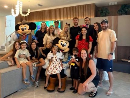 leo-pereira-e-karoline-lima-reunem-familia-para-dia-na-disney-apos-copa