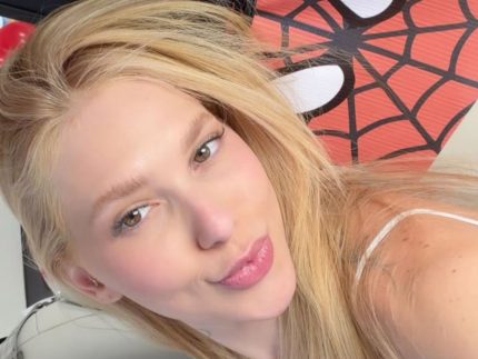 Após vídeo na casa de Vini Jr., Virginia chega em novo país com os filhos