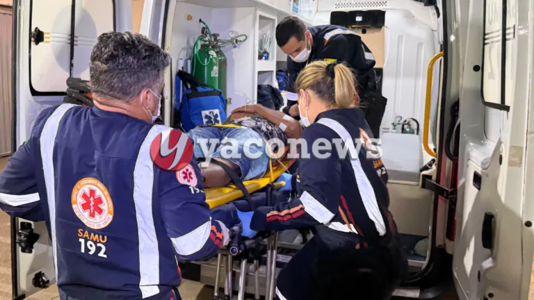 Motociclista fica ferido após colisão com caminhonete durante a noite.