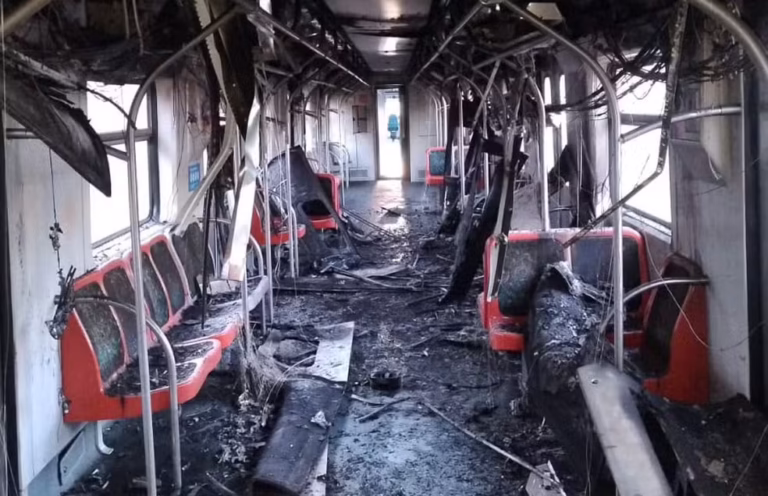 Passageiros vivem momentos de pânico após explosão e incêndio em trem da Linha 12-Safira, em São Paulo.