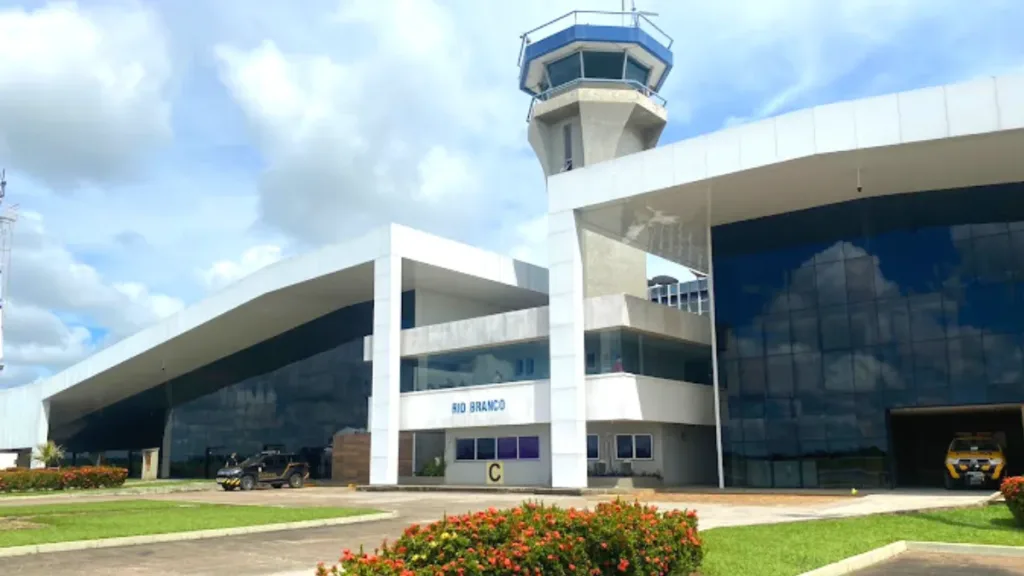 Incidente não comprometeu segurança nem pouso diz Aeroporto Internacional de Rio Branco sobre viatura em pista.