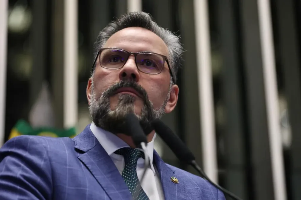 Justiça Eleitoral condena Alan Rick por propaganda antecipada e aplica multa de R$ 5 mil
