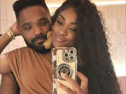 Erika Januza apaga fotos e deixa de seguir Arlindinho após flagra em casa de swing