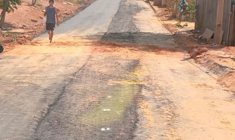 Equipe do Saneacre corta asfalto recém-implantado na Rua Avestruz, em Sena Madureira.