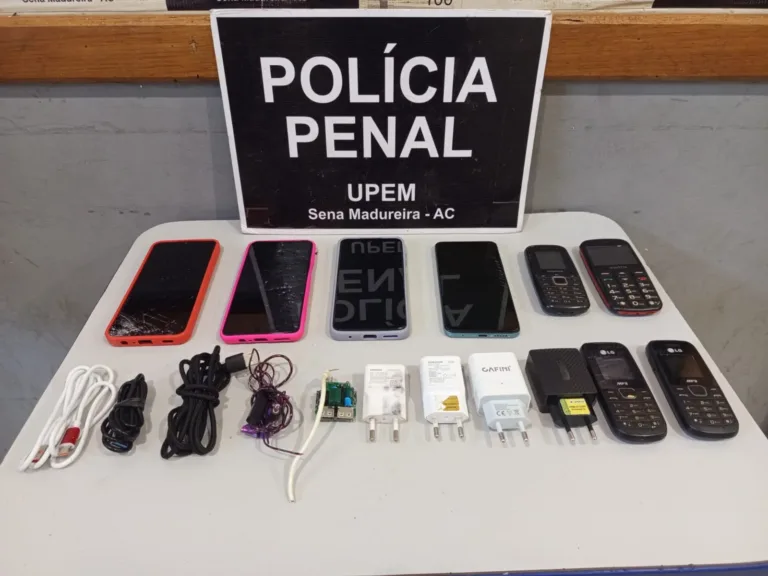 Celulares apreendidos em presídio de Sena Madureira durante ação da Polícia Penal.
