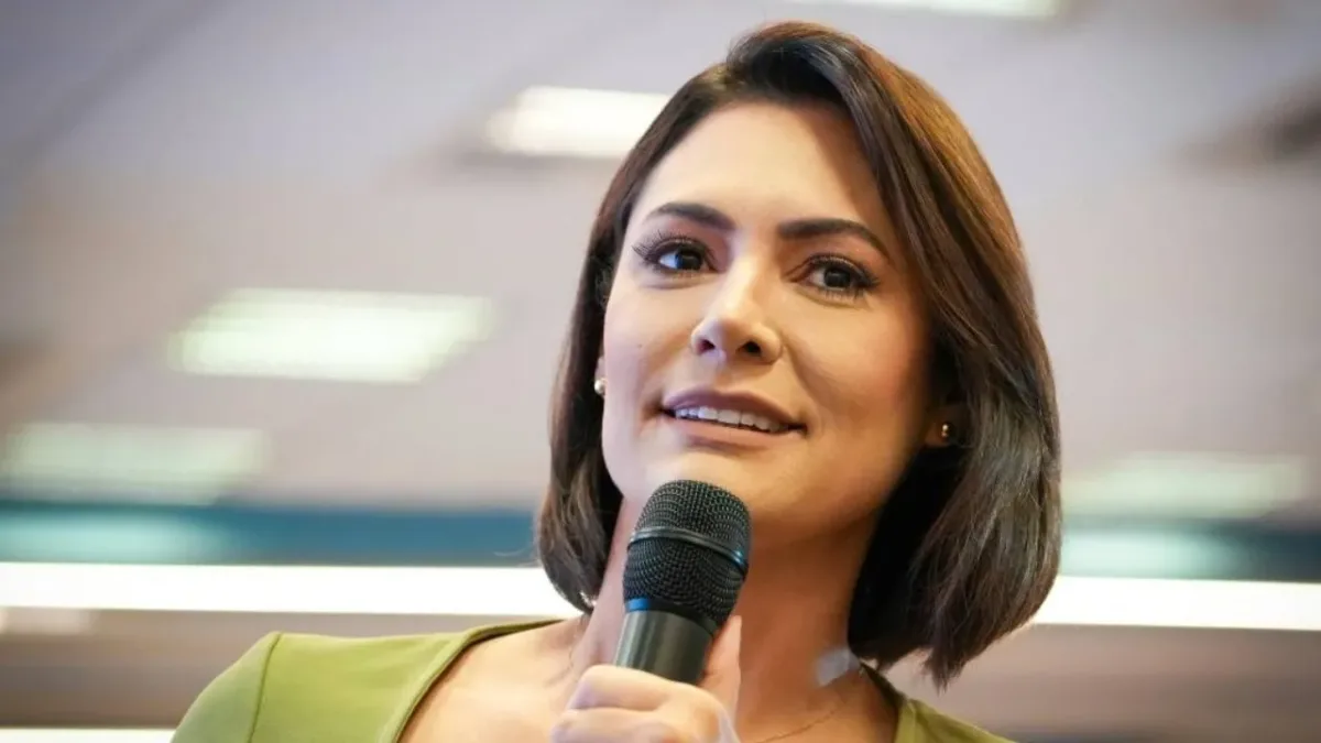 Michelle prevê que escândalos podem derrubar campanha de Flávio Bolsonaro
