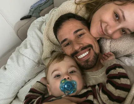 Viúvo de Isabel Veloso publica foto com a noiva e o filho e divide opiniões