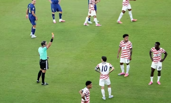 Raphael Claus expulsa Balogun após revisão do VAR e atacante entra para lista histórica da Copa