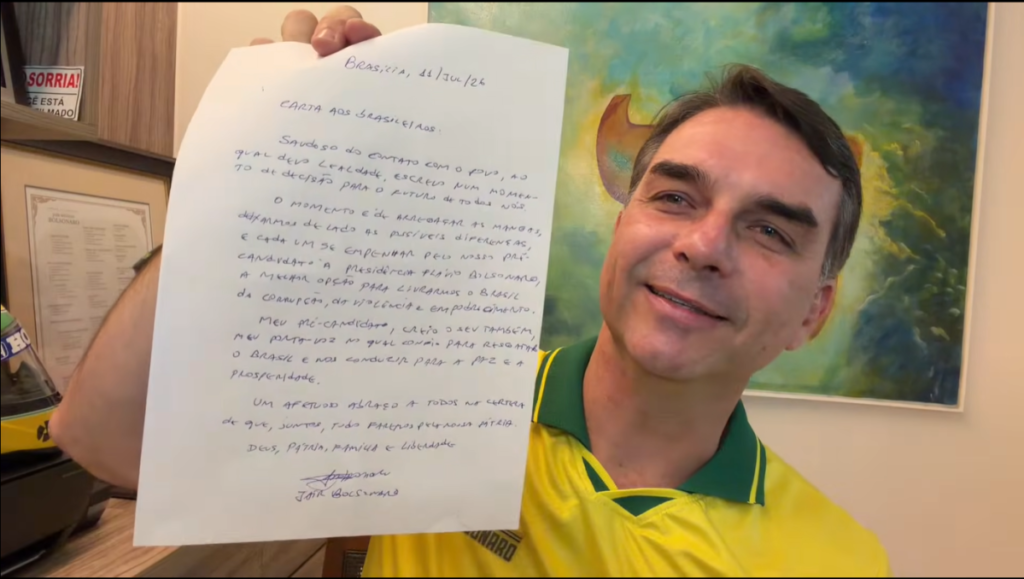 Flávio Bolsonaro critica decisão de Alexandre de Moraes após suspensão de visitas ao ex-presidente Jair Bolsonaro.