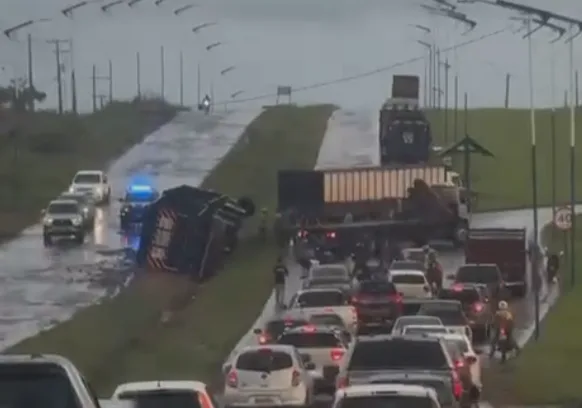 Acidente com carreta carregada de gado causa congestionamento na BR-364 em Rio Branco