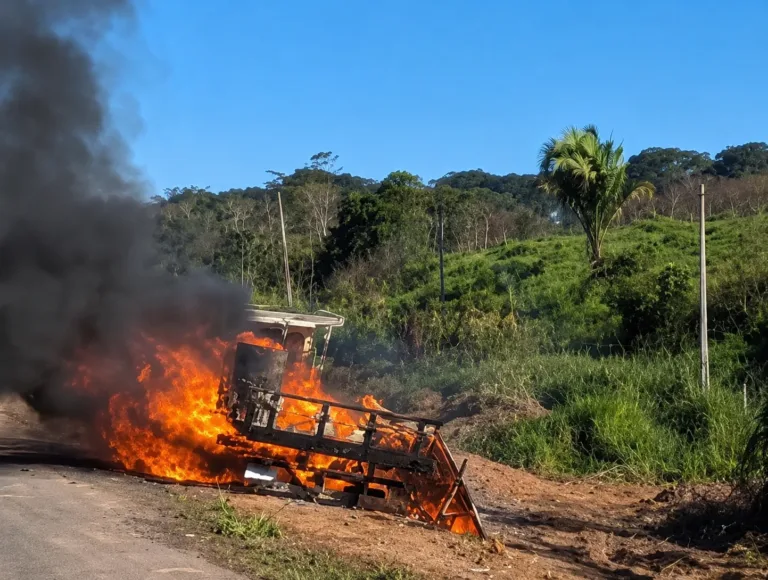 Caminhão terceirizado pega fogo durante obras de recuperação da BR-364 no Acre.