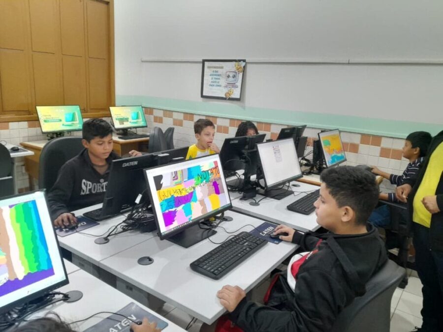 Escolas urbanas do Acre avançam em infraestrutura e superam média nacional em bibliotecas e laboratórios