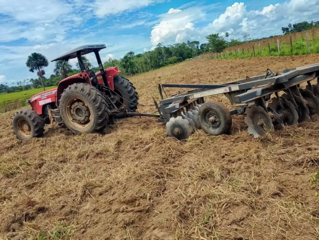 Cruzeiro do Sul beneficia mais de 649 hectares com mecanização agrícola e preparo de solo.