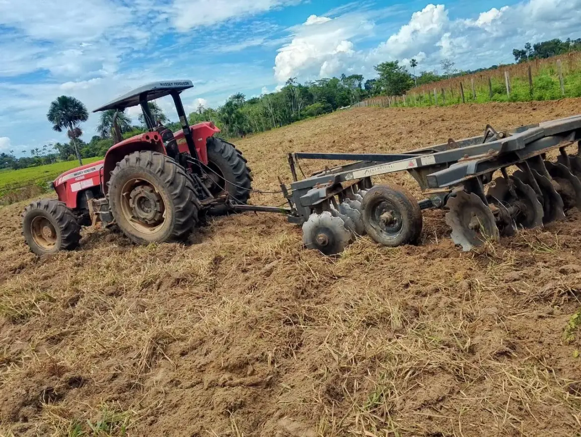 Cruzeiro do Sul beneficia mais de 649 hectares com mecanização agrícola e preparo de solo.