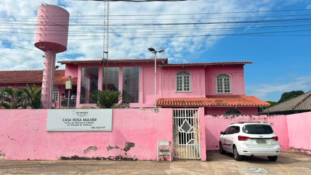 Mulheres participam de curso de costura industrial na Casa Rosa Mulher em Rio Branco.