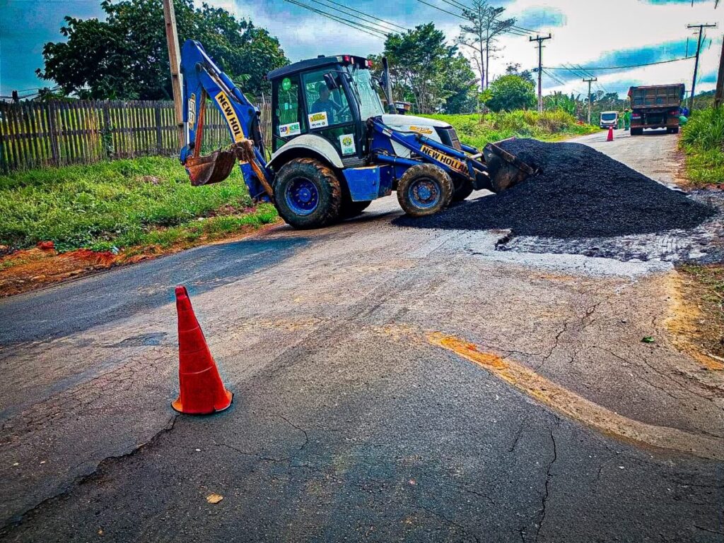Deracre executa operação tapa-buraco em rodovias estaduais e ramal no interior do Acre.