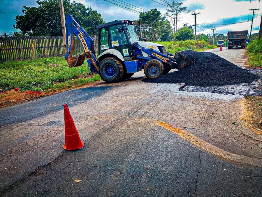 Deracre executa operação tapa-buraco em rodovias e ramal no AC