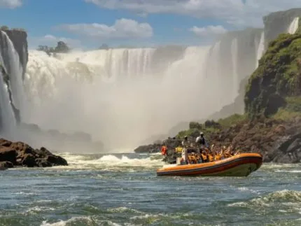 Embarcação vira nas Cataratas do Iguaçu, no Paraná, e um turista morre
