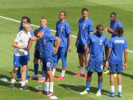 Seleção da França sofre ataque racista de ex-premiê espanhol antes da semifinal