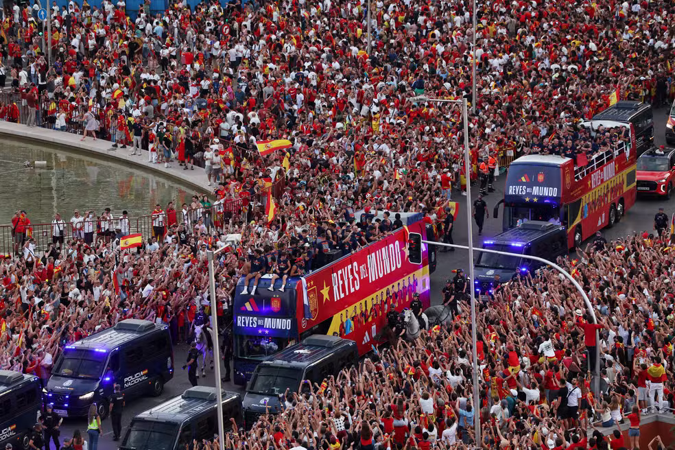 Seleção da Espanha comemora título da Copa do Mundo em desfile pelas ruas de Madri.