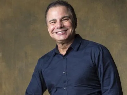 Globo bate o martelo e escala Ricardo Linhares para inaugurar nova faixa de novelas das 22h