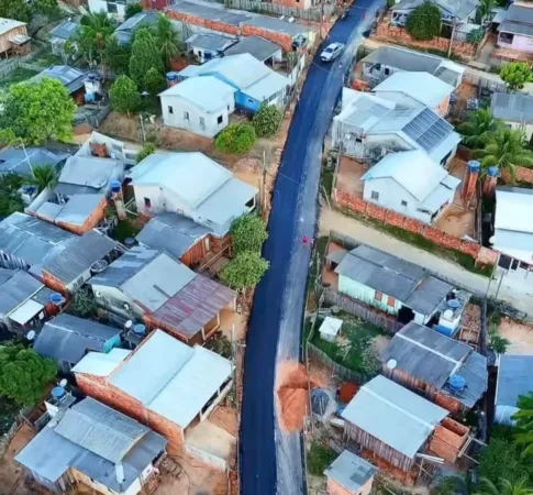 Prefeitura de Sena Madureira realiza pavimentação de ruas no bairro Eugênio Areal.