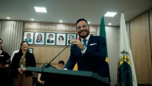 Gladson Cameli é homenageado pelos 25 anos da DPE no Acre durante cerimônia oficial.