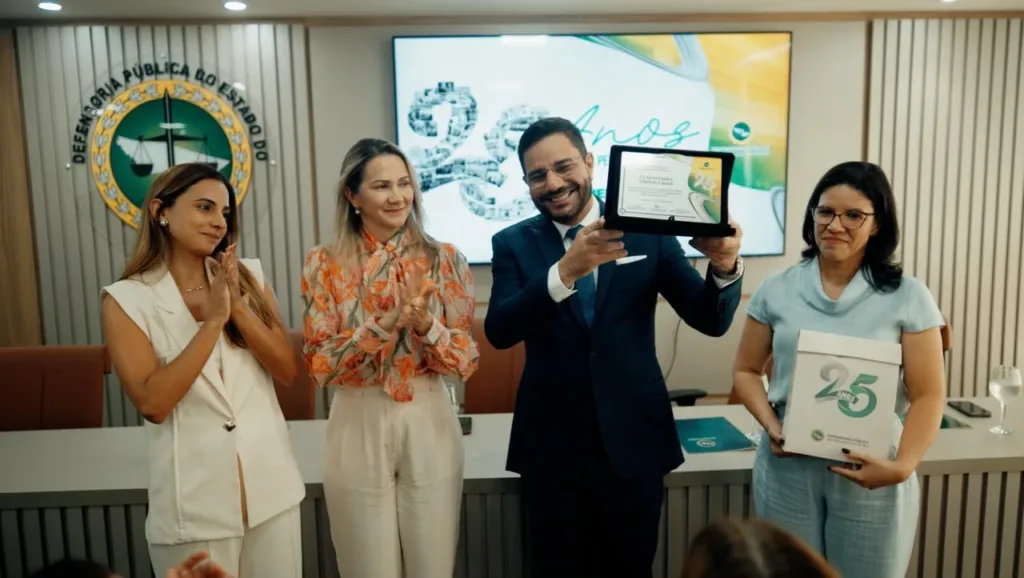 Gladson Cameli é homenageado pelos 25 anos da DPE no Acre durante cerimônia oficial.