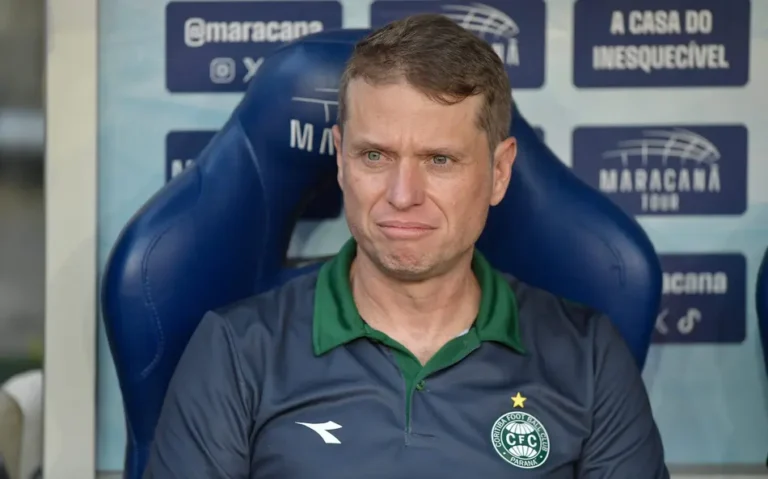 Vasco define Fernando Seabra como novo alvo para treinador após desistência de Franclim Carvalho.