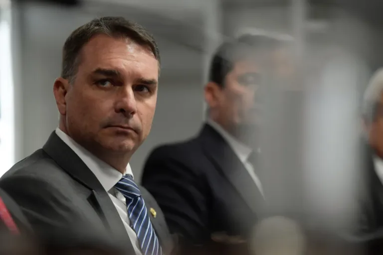 Flávio Bolsonaro entrega depoimento por escrito à Polícia Federal em investigação sobre suposta calúnia contra Lula