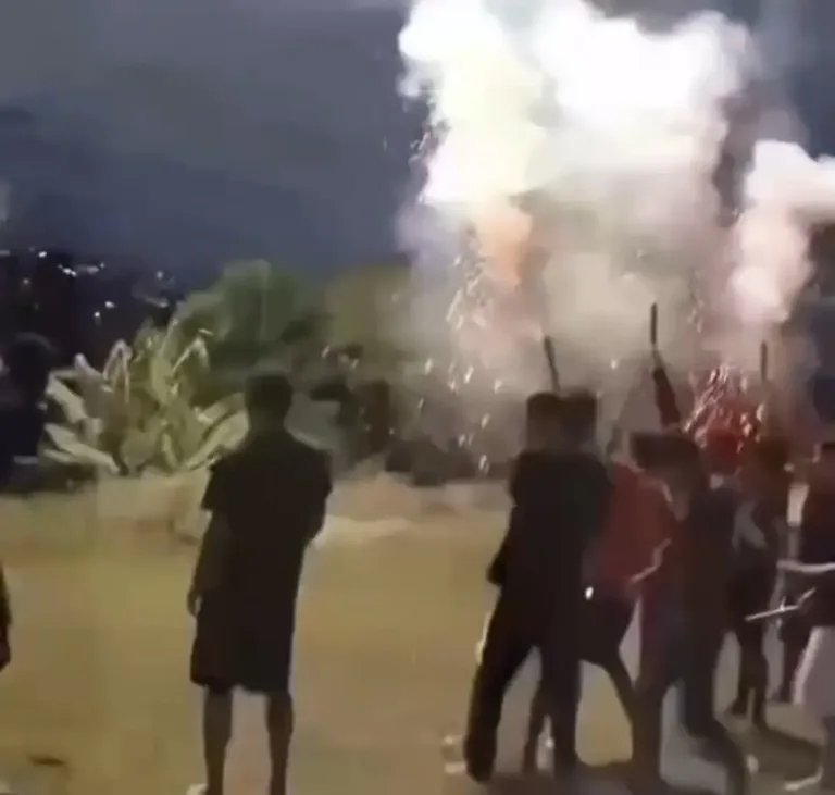 Grupo solta fogos em homenagem a jovens mortos em assalto em Cruzeiro do Sul.