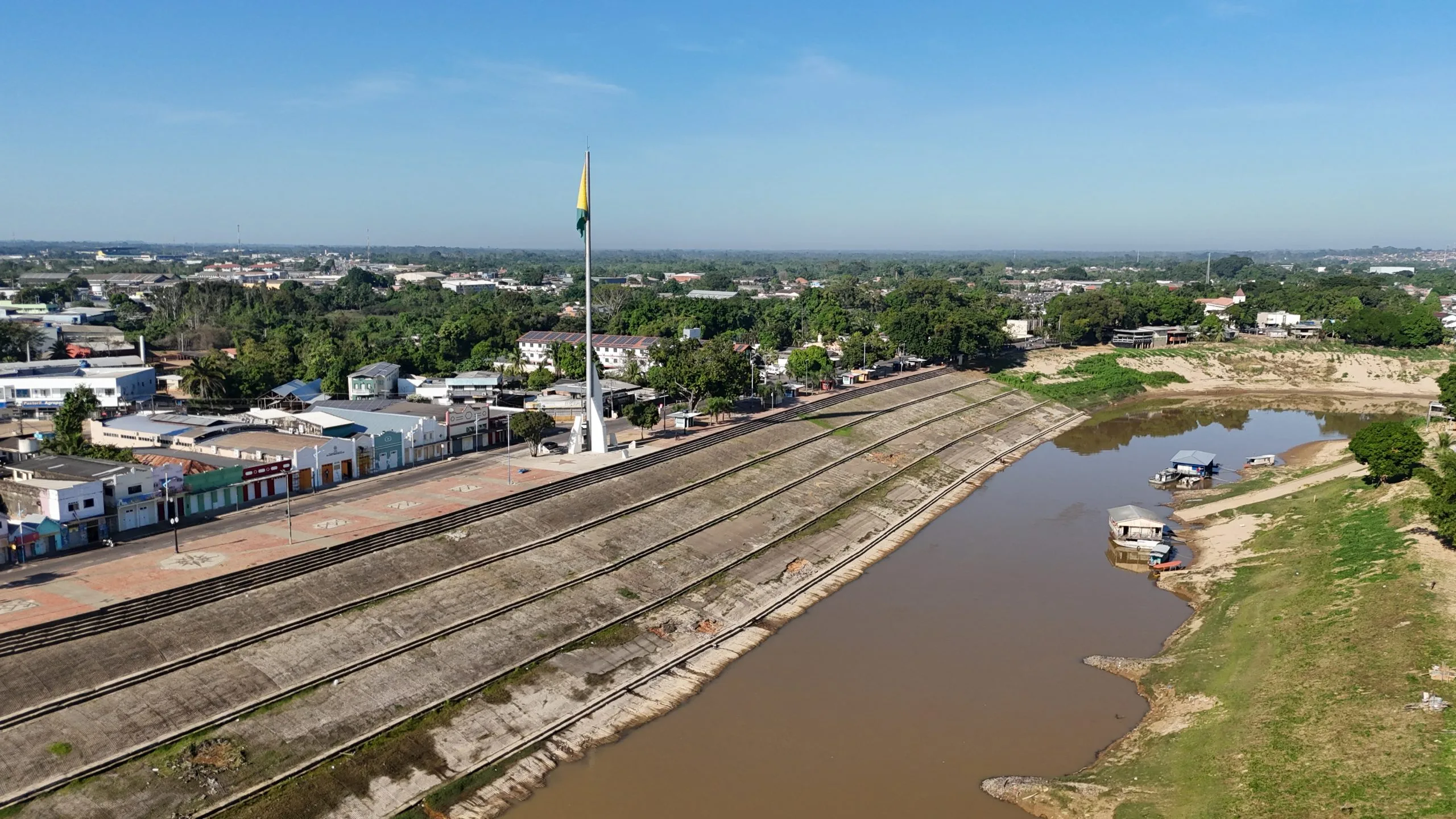 Acre enfrenta rios abaixo da média e avanço da estiagem aumenta risco de queimadas