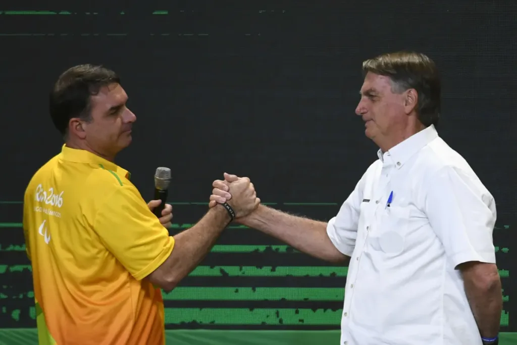 Carta de Jair Bolsonaro declara Flávio Bolsonaro como porta-voz e pede união para as eleições de 2026.