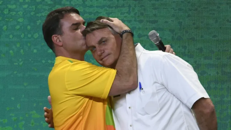 STF suspende visitas de Flávio Bolsonaro a Jair Bolsonaro por 90 dias.