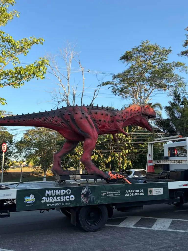Exposição Mundo Jurássico é aberta ao público no Via Verde Shopping, em Rio Branco.