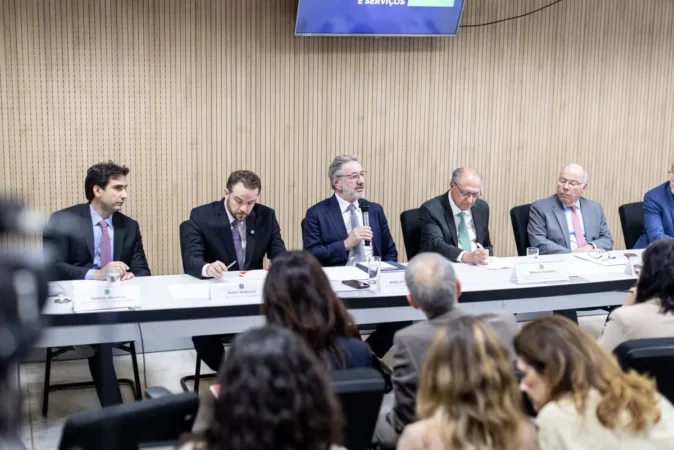 Governo federal anuncia programa de apoio após tarifaço dos Estados Unidos atingir exportações brasileiras.