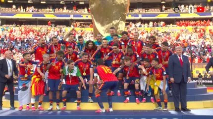 Trump fica em palco enquanto Espanha levanta troféu e é criticado na web
