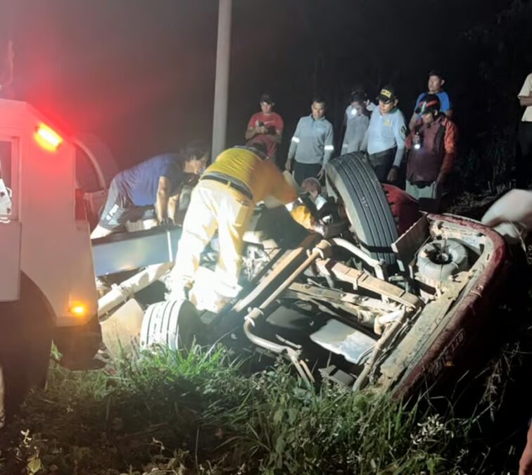 Caminhão carregado com castanha capota no Peru e casal de Brasiléia é resgatado com vida