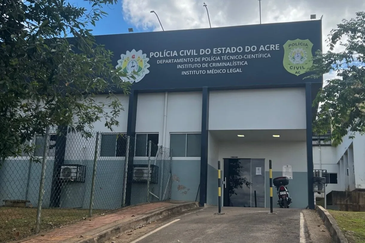 Viatura do IML estacionada após denúncia de demora na liberação de corpo em Brasiléia.