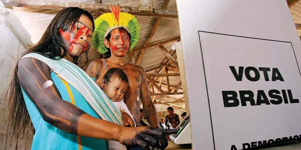 Indígena do Acre consulta documento para votação nas Eleições 2026.