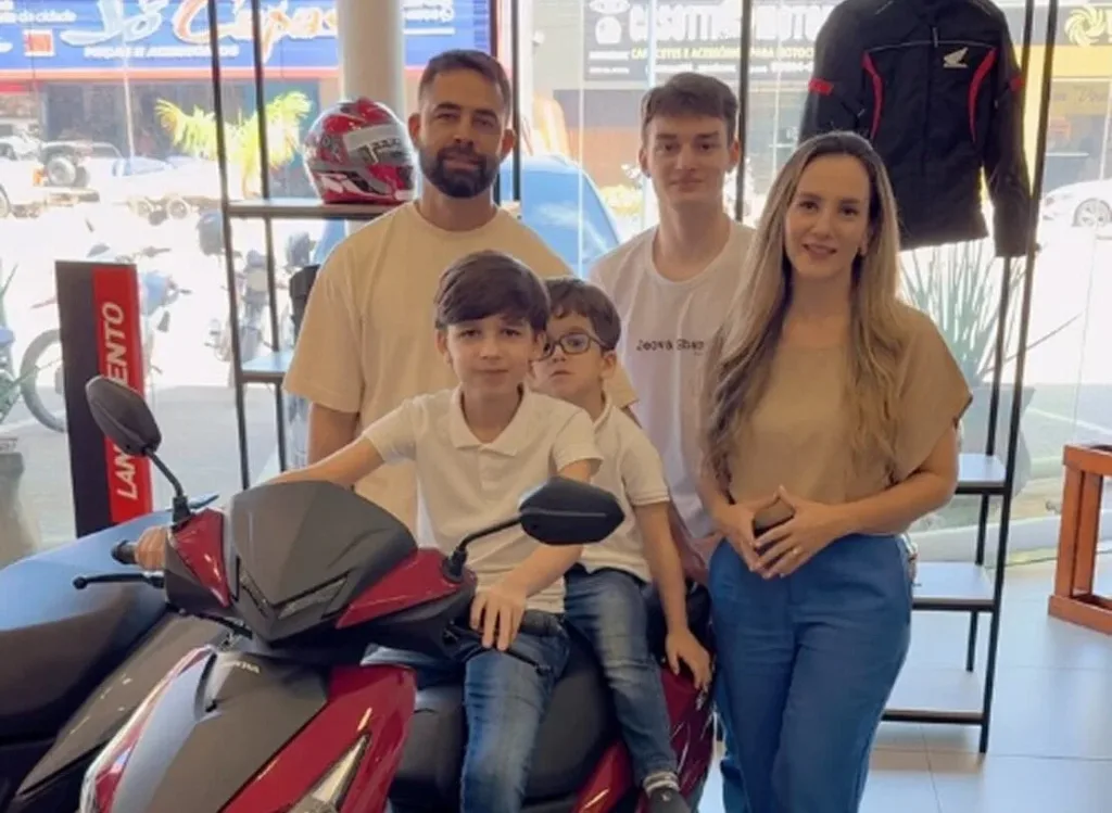 Honda Elite 125 da rifa solidária em prol de irmãos acreanos com doença rara.