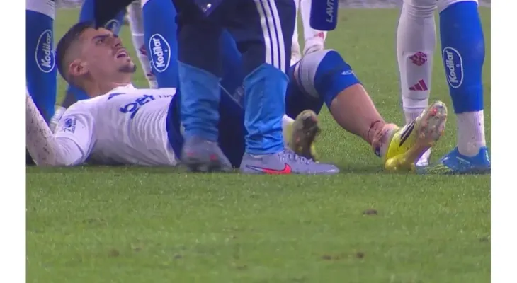 Victor Gabriel pede desculpas após lance que lesionou Gabriel Pec em Internacional x Cruzeiro.