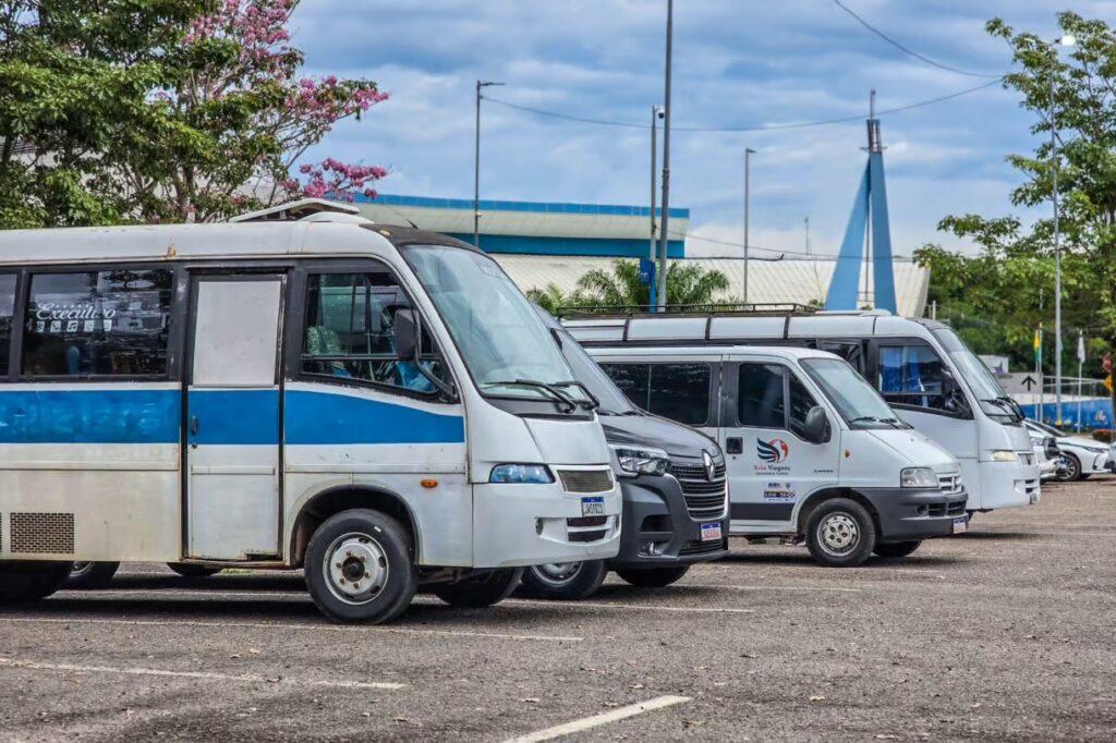 Justiça autoriza vans e táxis para reforçar o transporte coletivo em Rio Branco.