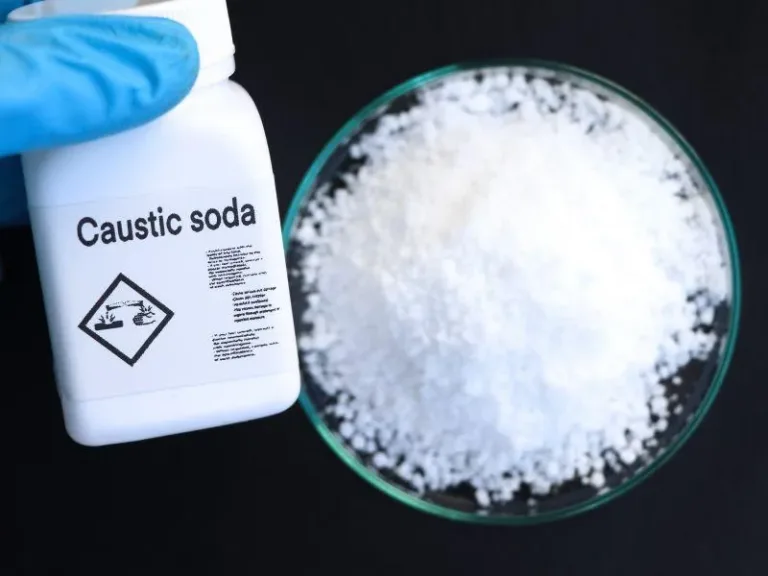 Mãe acompanha filha de 11 anos internada em UTI de Rio Branco após ingestão de soda cáustica.