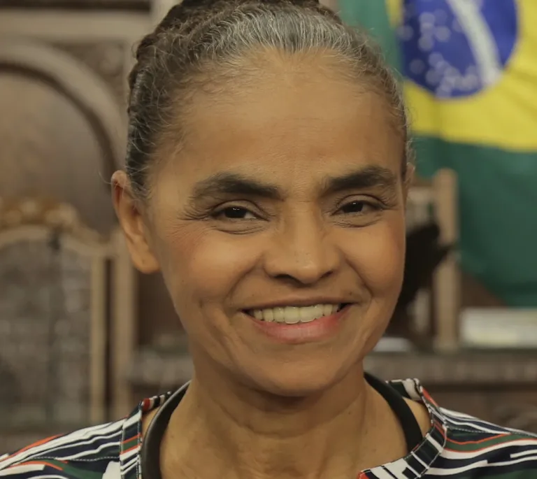 Livro infantil sobre Marina Silva e defensores da Amazônia da coleção Heróis e Heroínas da Floresta.