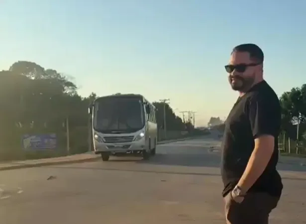 Vereador Maycon Moreira acompanha chegada de ônibus gratuito para moradores do Segundo Distrito de Sena Madureira.