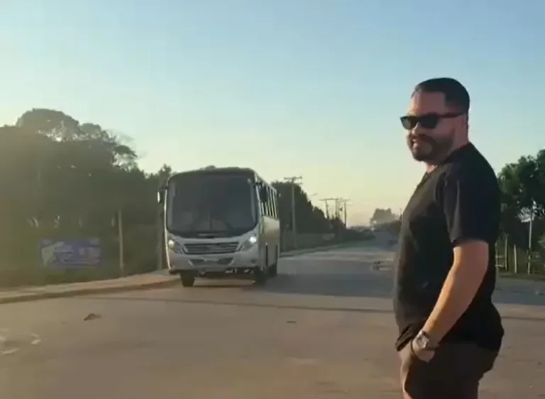 Vereador Maycon Moreira acompanha chegada de ônibus gratuito para moradores do Segundo Distrito de Sena Madureira.