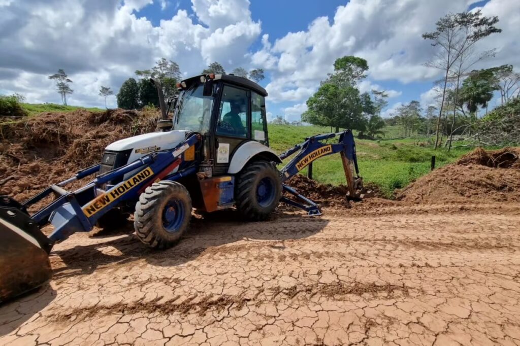 Maquinário do Deracre atua na Operação Verão 2026 no Ramal da Peladeira em Rio Branco.
