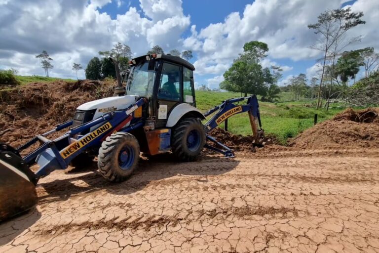 Maquinário do Deracre atua na Operação Verão 2026 no Ramal da Peladeira em Rio Branco.